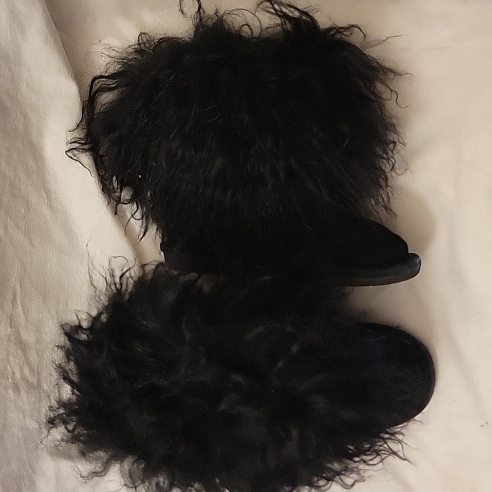 Gently used Girls Bearpaw boots with fur top